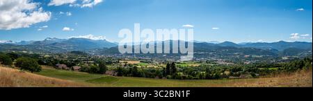 Panoramablick auf die Stadt Gap, Frankreich, und die umliegenden Berge, im französischen Departement Hautes-Alpes, in Provence-Alpes-Côte d'Azur Stockfoto