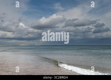 Blick nach Norden entlang des Strandes bei Seaton Sluice in Richtung Blyth Stockfoto