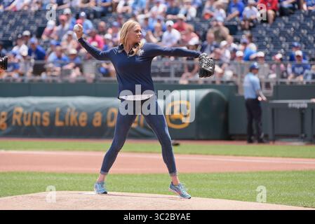 26. Mai 2019: Softball-Legende Jennie Finch wirft das erste Feld während eines American League Spiels zwischen den New York Yankees und den Kansas City Royals im Kaufmann Stadium in Kansas City, MO Richard Ulreich/CSM (Credit Image: &Copy; Richard Ulreich/CSM via ZUMA Wire) Stockfoto