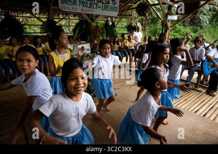 14. Januar 2019: Philippinen: Einige Kinder singen und tanzen am Rand des Loboc, wenn Touristen ankommen, während sie eine Bootsfahrt machen. Loboc Bohol Philippinen (Foto: © Sergi Reboredo/ZUMA Wire) Stockfoto