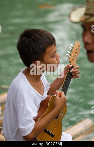 14. Januar 2019: Philippinen: Einige Kinder singen und tanzen am Rand des Loboc, wenn Touristen ankommen, während sie eine Bootsfahrt machen. Loboc Bohol Philippinen (Foto: © Sergi Reboredo/ZUMA Wire) Stockfoto