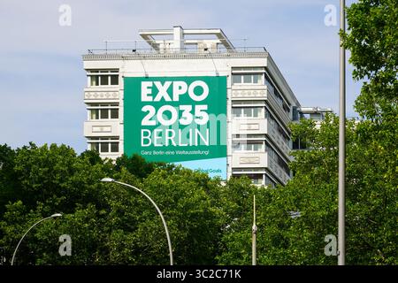 Berlin, Deutschland. Juli 2025. Ein großes grünes Banner zur EXPO 2035 Berlin ist am 20. Juli 2025 an der Fassade eines Gebäudes in Berlin zu sehen. Auf dem Banner steht „ganz Berlin eine Weltausstellung“, was bedeutet „ganz Berlin eine Weltausstellung“. (Foto: Michael Nguyen/NurPhoto) Credit: NurPhoto SRL/Alamy Live News Stockfoto
