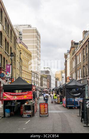 Street Food Stände in Leather Lane Market, London. Stockfoto