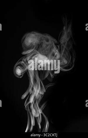 Ätherischer Rauch, der anmutig in der Luft wirbelt, schafft abstrakte Formen und Muster für künstlerische Ausdruckskonzepte. Grafikressource für Montage, OVE Stockfoto