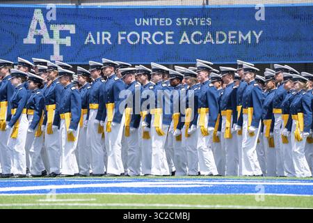 30. Mai 2019 – Colorado Springs, CO, Vereinigte Staaten von Amerika – Kadetten der United States Air Force Academy marschieren während der Abschlussfeier im Falcon Stadium der USAF Academy am 30. Mai 2019 in Colorado Springs, Colorado, ins Stadion. (Bild: © Shealah Craighead Via ZUMA Wire) Stockfoto