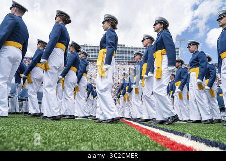 30. Mai 2019 – Colorado Springs, CO, Vereinigte Staaten von Amerika – Kadetten der United States Air Force Academy marschieren während der Abschlussfeier im Falcon Stadium der USAF Academy am 30. Mai 2019 in Colorado Springs, Colorado, ins Stadion. (Bild: © Shealah Craighead Via ZUMA Wire) Stockfoto