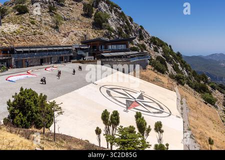 Babadag Mountain Paragliding Startplatz mit fantastischem Blick auf die Landschaft von Oludeniz in der Türkei. Provinz Muğla bei Fethiye, Türkei Stockfoto
