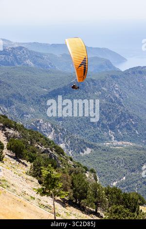 Tandem-Gleitschirmfliegen am Babadag Mountain bietet einen fantastischen Blick auf Oludeniz in der Türkei. Provinz Muğla bei Fethiye, Türkei Stockfoto