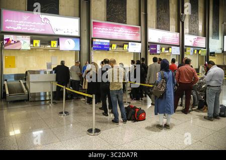 10. Oktober 2018 - Teheran, Teheran, IRAN - Blick auf den internationalen Flughafen Mehrabad in Teheran, Iran. Der internationale Flughafen Mehrabad ist der kleinere von zwei internationalen Flughäfen, die Teheran, die iranische Hauptstadt, bedienen. Bis 2007 und vor dem Bau des größeren neuen Flughafens von Tehranâ war Mehrabad Teherans wichtigster Flughafen im internationalen und inländischen Verkehr, aber nach 2007 wurden internationale Flüge auf den Internationalen Flughafen Imam Khomeini umgestellt. Alle internationalen Flüge in Teheran werden derzeit vom Internationalen Flughafen Imam Khomeini angeflogen, und alle Inlandsflüge werden von diesem Ai angeflogen Stockfoto