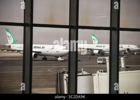10. Oktober 2018 - Teheran, Teheran, IRAN - Blick auf den internationalen Flughafen Mehrabad in Teheran, Iran. Der internationale Flughafen Mehrabad ist der kleinere von zwei internationalen Flughäfen, die Teheran, die iranische Hauptstadt, bedienen. Bis 2007 und vor dem Bau des größeren neuen Flughafens von Tehranâ war Mehrabad Teherans wichtigster Flughafen im internationalen und inländischen Verkehr, aber nach 2007 wurden internationale Flüge auf den Internationalen Flughafen Imam Khomeini umgestellt. Alle internationalen Flüge in Teheran werden derzeit vom Internationalen Flughafen Imam Khomeini angeflogen, und alle Inlandsflüge werden von diesem Ai angeflogen Stockfoto