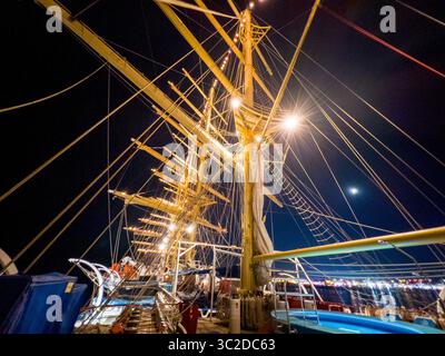 An Bord eines großen Segelschiffes bei Nacht. Stockfoto