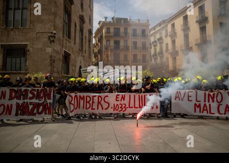 Valencia, Spanien. Juli 2025. Proteste vor dem Hauptquartier des Provinzrates Valencia, Vertreter von Aktivisten des Valencia Firefighters Consortium, die derzeit mehr Ressourcen für zukünftige Naturkatastrophen wie den DANA (National Hurricane) im Oktober 2024 fordern, und die Zuweisung von Budgets für Stierkampfveranstaltungen durch die valencianische Regierung und Tierschutzaktivisten von PETA UK protestierten in Solidarität mit dem Valencia Firefighters Consortium. Quelle: D. Canales Carvajal/Alamy Live News Stockfoto