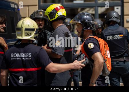 Valencia, Spanien. Juli 2025. Proteste vor dem Hauptquartier des Provinzrates Valencia, Vertreter von Aktivisten des Valencia Firefighters Consortium, die derzeit mehr Ressourcen für zukünftige Naturkatastrophen wie den DANA (National Hurricane) im Oktober 2024 fordern, und die Zuweisung von Budgets für Stierkampfveranstaltungen durch die valencianische Regierung und Tierschutzaktivisten von PETA UK protestierten in Solidarität mit dem Valencia Firefighters Consortium. Quelle: D. Canales Carvajal/Alamy Live News Stockfoto