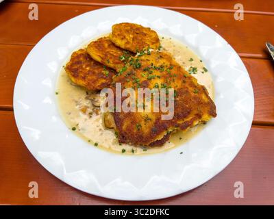 Das leckere Gericht Wiener Schnitzel in vielen Kneipen in Bayern schmeckt sehr lecker. Stockfoto