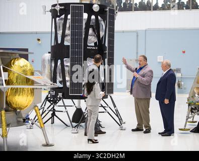 3. Juni 2019 - Goddard Space Flight Center, Maryland, USA - Bild heute veröffentlicht: VP of Research and Development of intuitive Machines, Tim Crain, zweiter von rechts, spricht mit NASA Associate Administrator, Science Mission Directorate, Thomas Zurbuchen, zweiter von links, über ihr Mondlandegerät am Freitag, den 31. Mai 2019 im Goddard Space Flight Center in MD Astrobotic, intuitive Maschinen und Orbit Beyond wurden ausgewählt, um die ersten Mondlandegeräte für die Erkundung der Mondoberfläche im Artemis-Programm zu liefern. (Kreditbild: © NASA/ZUMA Wire/ZUMAPRESS.com) Stockfoto
