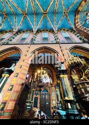 Der geschmückte Altar der Marienkirche auf der Plac Mariacki in der Altstadt von Krakau, Polen. Stockfoto