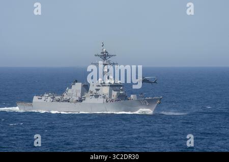 27. Mai 2019 - USS John Finn, Vereinigte Staaten - Ein MH-60S Sea Hawk Helikopter der US Navy liefert während der Routineeinsätze am 27. Mai 2019 im Ostpazifik Vorräte an den Raketenzerstörer der Arleigh-Burke-Klasse USS John Finn. (Kreditbild: © Austin J. Breum via ZUMA Wire) Stockfoto