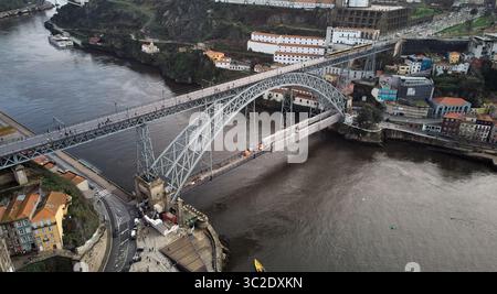 Panoramablick auf die Dom-Luis-Brücke in Porto. Stockfoto