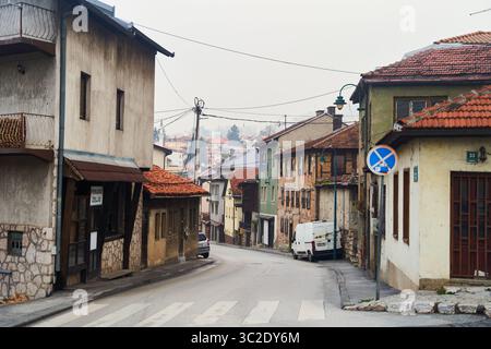 Sarajevo, Bosnien - 2. Dezember 2022: Entdecken Sie eine bezaubernde Straßenszene in einem wunderschönen historischen Viertel voller Leben Stockfoto