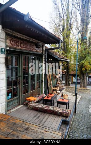 Sarajevo, Bosnien - 2. Dezember 2022: Charmante und reizvolle Vintage-Geschäfte in einer malerischen europäischen Straße Stockfoto