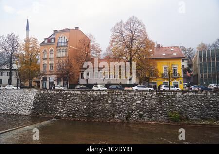 Sarajevo, Bosnien - 2. Dezember 2022: Charmante Architektur am Fluss im Herbst Eine wunderschöne Mischung aus Natur und Stadtleben im Herbst Stockfoto