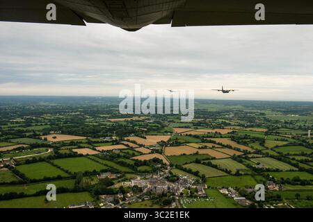 4. Juni 2019: Picauville, Manche, Frankreich: Zwei C-130J Super Hercules der US Air Force, die der 37. Luftbrücke-Geschwader der Ramstein Air Base, Deutschland, zugeteilt wurde, überfliegen am 4. Juni 2019 eine Zeremonie in Picauville, Frankreich. Eine Gruppe von vier Flugzeugen überflog die Zeremonie und würdigte die an der Invasion der Normandie beteiligten Flugzeugbesatzungsmitglieder. (Bild: © U.S. Air Force/ZUMA Wire/ZUMAPRESS.com) Stockfoto
