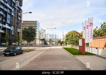 WIEN, ÖSTERREICH - 10.10.2022: Ein modernes Stadtbild mit urbaner Architektur und gepflegter Straßeninfrastruktur Stockfoto