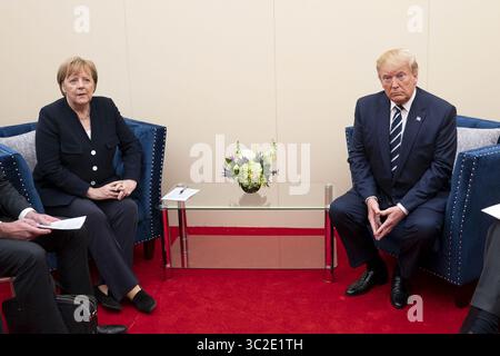5. Juni 2019: Portsmouth, England, Vereinigtes Königreich – US-Präsident Donald Trump hält ein bilaterales Treffen mit Bundeskanzlerin Angela Merkel am Rande einer D-Day National Memorial Event beim Southsea Common am 5. Juni 2019 in Portsmouth, England ab. Die Führer der Welt versammelten sich an der Südküste Englands, wo die Truppen vor 75 Jahren zum D-Day-Angriff aufbrachen. (Bild: © Shealah Craighead Via ZUMA Wire) Stockfoto