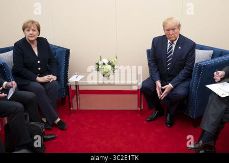 5. Juni 2019: Portsmouth, England, Vereinigtes Königreich – US-Präsident Donald Trump hält ein bilaterales Treffen mit Bundeskanzlerin Angela Merkel am Rande einer D-Day National Memorial Event beim Southsea Common am 5. Juni 2019 in Portsmouth, England ab. Die Führer der Welt versammelten sich an der Südküste Englands, wo die Truppen vor 75 Jahren zum D-Day-Angriff aufbrachen. (Bild: © Shealah Craighead Via ZUMA Wire) Stockfoto