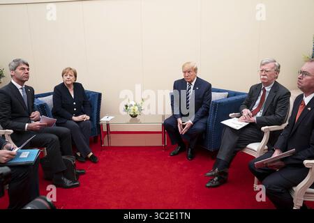 5. Juni 2019: Portsmouth, England, Vereinigtes Königreich – US-Präsident Donald Trump hält ein bilaterales Treffen mit Bundeskanzlerin Angela Merkel am Rande einer D-Day National Memorial Event beim Southsea Common am 5. Juni 2019 in Portsmouth, England ab. Die Führer der Welt versammelten sich an der Südküste Englands, wo die Truppen vor 75 Jahren zum D-Day-Angriff aufbrachen. (Bild: © Shealah Craighead Via ZUMA Wire) Stockfoto