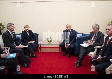 5. Juni 2019: Portsmouth, England, Vereinigtes Königreich – US-Präsident Donald Trump hält ein bilaterales Treffen mit Bundeskanzlerin Angela Merkel am Rande einer D-Day National Memorial Event beim Southsea Common am 5. Juni 2019 in Portsmouth, England ab. Die Führer der Welt versammelten sich an der Südküste Englands, wo die Truppen vor 75 Jahren zum D-Day-Angriff aufbrachen. (Bild: © Shealah Craighead Via ZUMA Wire) Stockfoto