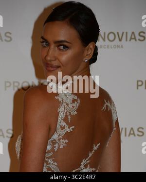 BARCELONA, SPANIEN - 08. MAI: Model Irina Shayk geht am 8. MAI 2015 in Barcelona auf der Landebahn für die Pronovias Modenschau 2016 im Rahmen der Barcelona Bridal Week im Museu Nacional d'Art de Catalunya (MNAC) in Barcelona, Spanien..Leute: Irina Shayk (Kreditbild: © SMG Via ZUMA Wire) Stockfoto
