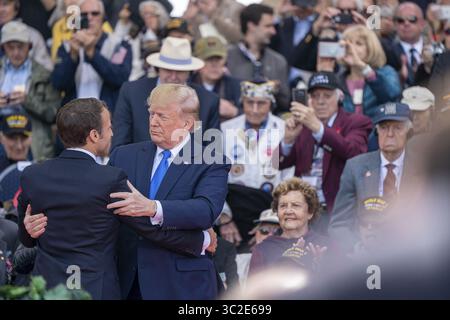 6. Juni 2019: Colleville-Sur-Mer, Normandie, Frankreich – US-Präsident Donald Trump begrüßt den französischen Präsidenten Emmanuel Macron während der Gedenkfeier zum 75. D-Day-Jubiläum auf dem amerikanischen Friedhof der Normandie am 6. Juni 2019 in Colleville-sur-Mer, Frankreich. Tausende haben sich in der Normandie zusammengefunden, um den 75. Jahrestag der Operation Overlord, der alliierten Invasion im Zweiten Weltkrieg, auch bekannt als D-Day, zu feiern. (Bild: © Shealah Craighead Via ZUMA Wire) Stockfoto