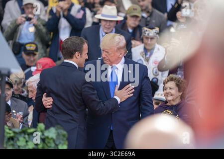 6. Juni 2019: Colleville-Sur-Mer, Normandie, Frankreich – US-Präsident Donald Trump begrüßt den französischen Präsidenten Emmanuel Macron während der Gedenkfeier zum 75. D-Day-Jubiläum auf dem amerikanischen Friedhof der Normandie am 6. Juni 2019 in Colleville-sur-Mer, Frankreich. Tausende haben sich in der Normandie zusammengefunden, um den 75. Jahrestag der Operation Overlord, der alliierten Invasion im Zweiten Weltkrieg, auch bekannt als D-Day, zu feiern. (Bild: © Shealah Craighead Via ZUMA Wire) Stockfoto
