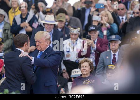 6. Juni 2019: Colleville-Sur-Mer, Normandie, Frankreich – US-Präsident Donald Trump begrüßt den französischen Präsidenten Emmanuel Macron während der Gedenkfeier zum 75. D-Day-Jubiläum auf dem amerikanischen Friedhof der Normandie am 6. Juni 2019 in Colleville-sur-Mer, Frankreich. Tausende haben sich in der Normandie zusammengefunden, um den 75. Jahrestag der Operation Overlord, der alliierten Invasion im Zweiten Weltkrieg, auch bekannt als D-Day, zu feiern. (Bild: © Shealah Craighead Via ZUMA Wire) Stockfoto