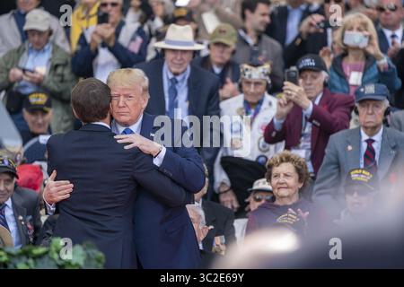 6. Juni 2019: Colleville-Sur-Mer, Normandie, Frankreich – US-Präsident Donald Trump begrüßt den französischen Präsidenten Emmanuel Macron während der Gedenkfeier zum 75. D-Day-Jubiläum auf dem amerikanischen Friedhof der Normandie am 6. Juni 2019 in Colleville-sur-Mer, Frankreich. Tausende haben sich in der Normandie zusammengefunden, um den 75. Jahrestag der Operation Overlord, der alliierten Invasion im Zweiten Weltkrieg, auch bekannt als D-Day, zu feiern. (Bild: © Shealah Craighead Via ZUMA Wire) Stockfoto