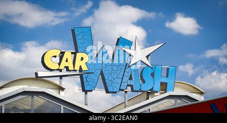 Köln, Deutschland 17. Juli 2025: CARWASH Logo auf dem Dach Einer Autowaschanlage in Köln Braunsfeld vor einem blauen Himmel mit Wolken Stockfoto