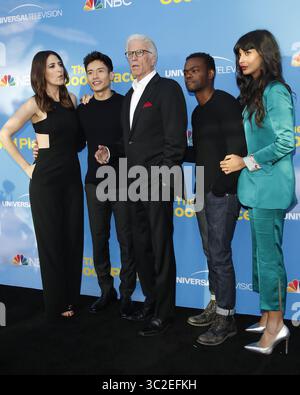 Juni 7, 2019 - North Hollywood, CA, USA-LOS ANGELES-JUN 7:D'Arcy Carden, Manny Jacinto, Ted Danson, William Jackson Harper, Jameela Jamil an der NBC's "Der gute Ort" fyc Veranstaltung im Fernsehen Akademie am Juni 7, 2019 in North Hollywood, CA (Credit Bild: © Kay Blake/ZUMA Draht) Stockfoto
