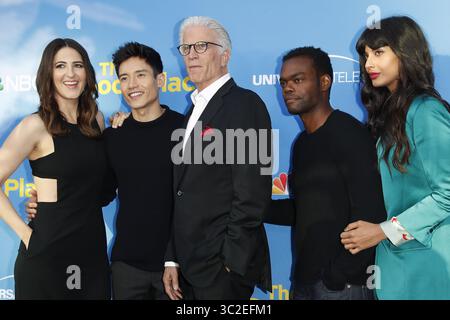 Juni 7, 2019 - North Hollywood, CA, USA-LOS ANGELES-JUN 7:D'Arcy Carden, Manny Jacinto, Ted Danson, William Jackson Harper, Jameela Jamil an der NBC's "Der gute Ort" fyc Veranstaltung im Fernsehen Akademie am Juni 7, 2019 in North Hollywood, CA (Credit Bild: © Kay Blake/ZUMA Draht) Stockfoto