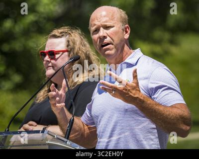 8. Juni 2019: Des Moines, Iowa, USA: JOHN DELANEY, ehemaliger Kongressabgeordneter und Präsidentschaftskandidat von Maryland, spricht beim Capital City Pride fest. Viele der demokratischen Präsidentschaftskandidaten nahmen am Samstag am Capital City Pride fest in des Moines Teil. In Iowa findet traditionell die erste Auswahlveranstaltung des Präsidentschaftswahlzyklus statt. Die Iowa Caucuses werden am 3. Februar 2020 sein. (Bild: © Jack Kurtz/ZUMA Wire) Stockfoto