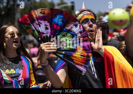 9. Juni 2019 – Los Angeles, Kalifornien, USA – Teilnehmer der LA Pride Parade in West Hollywood, Kalifornien. Die 49. Jährliche Gay Pride Parade umfasst ein Musikfestival und eine Parade, die große Menschenmassen anzieht. (Credit Image: © Ronen Tivony/SOPA Images via ZUMA Wire) Stockfoto