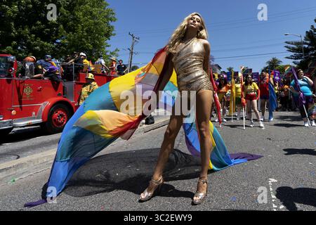 9. Juni 2019 – Los Angeles, Kalifornien, USA – Teilnehmer der LA Pride Parade in West Hollywood, Kalifornien. Die 49. Jährliche Gay Pride Parade umfasst ein Musikfestival und eine Parade, die große Menschenmassen anzieht. (Credit Image: © Ronen Tivony/SOPA Images via ZUMA Wire) Stockfoto