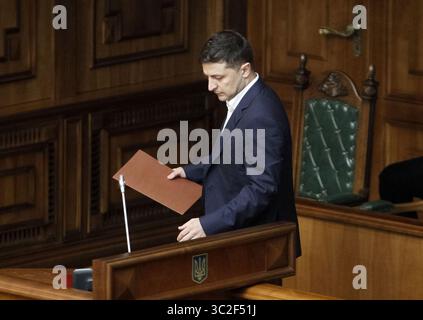 11. Juni 2019 – Kiew, Ukraine – ukrainischer Präsident Wolodymyr Zelenski nimmt an einer Sitzung des Verfassungsgerichts Teil. Der ukrainische Präsident Wolodymyr Zelenski besuchte eine Sitzung des Verfassungsgerichts, in der er die Verfassungsmäßigkeit seines Dekrets über die Auflösung des ukrainischen Parlaments überprüft. Der ukrainische Präsident Wolodymyr Zelenskij unterzeichnete ein Dekret über die vorzeitige Beendigung der Befugnisse des ukrainischen Parlaments und die Ernennung außerordentlicher Parlamentswahlen am 21. Juli 2019. (Kreditbild: © Pavlo Gonchar/SOPA-Bilder via ZUMA Wire) Stockfoto
