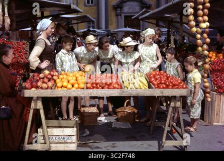 The Sound of Music (1965)Julie Andrews, Charmian Carr, Nicholas Hammond, Angela Cartwright, Heather Menzies, Duane Chase, Debbie Turner, Kym Karath *Filmstill - nur redaktionelle Verwendung* siehe Besondere Hinweise. CAP/TFS-Bild, das von Capital Pictures bereitgestellt wird Stockfoto