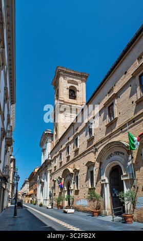 Corso Marrucino, Kirche San Domenico, ehemaliges Internat der Piaristen (heute Convitto Nazionale Giambattista Vico), Stadt Chieti, Abruzzen, Italien Stockfoto