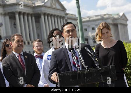 12. Juni 2019: Der US-amerikanische Repräsentant Joaquin Castro (Demokrat von Texas) spricht am 12. Juni 2019 über die Notwendigkeit besserer humanitärer Rechte für Flüchtlinge an der Grenze zu den Vereinigten Staaten in Washington D.C. (Bild: © Stefani Reynolds/CNP via ZUMA Wire) Stockfoto