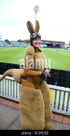 TAUNTON, ENGLAND. 12. JUNI 2019: Ein australischer Fan, der während des Cricket World Cup-Spiels Australien gegen Pakistan als Känguru verkleidet war. Am County Ground, Taunton.(Credit Image: &Copy; ESPA Photo Agency/CSM via ZUMA Wire) Stockfoto
