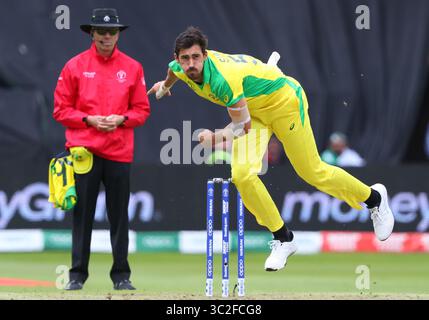 12. Juni 2019 Taunton, England, Vereinigtes Königreich: Mitchell Starc aus Australien spielt den Ball während des Cricket World Cup-Spiels Australien gegen Pakistan. Am County Ground, Taunton. (Kreditbild: © ESPA Photo Agency/CSM via ZUMA Wire) Stockfoto