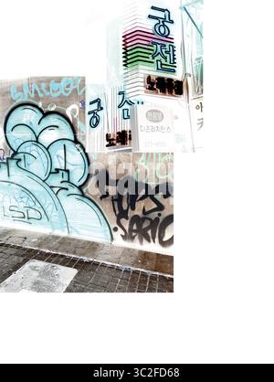 Lebendige Graffiti-Kunst ziert eine krautige Stadtmauer mit farbenfrohen koreanischen Neonschildern im Hintergrund, die eine dynamische Straßenszene schaffen Stockfoto