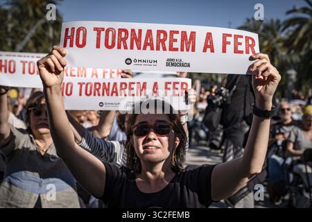 12. Juni 2019 - Barcelona, Katalonien, Spanien - Eine Frau, die an der Übertragung des Prozesses teilnimmt, hält ein Plakat, auf dem steht, dass wir es während einer Online-Nachverfolgung der Erklärung erneut tun werden. Rund 300 Personen konnten die Live-Show des Prozesses an die katalanischen politischen Führer verfolgen, die der Rebellion, Aufruhr und Veruntreuung öffentlicher Gelder beschuldigt wurden, und es wurde von der souveränistischen Einheit Ã’mnium organisiert. Der Prozess wurde wegen Verurteilung nach der letzten Aussage des Angeklagten durchgeführt. (Credit Image: © Paco Freire/SOPA Images via ZUMA Wire) Stockfoto